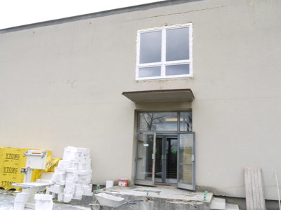 Fotografie stavu školy před opravou oken a opláštění školní budovy a jejího výsledku