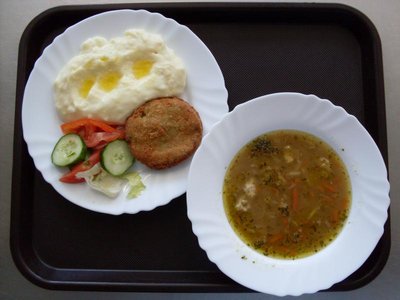 Polévka z vaječné jíšky
Brokolicové karbanátky, bramborová kaše m.m., zeleninová obloha