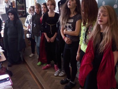 Halloweenský průvod masek při hodině angličtiny