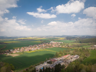 Pohled z dronu - okolí školy.