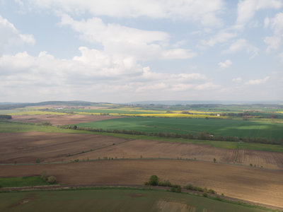 Pohled z dronu - okolí školy.