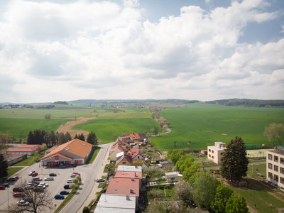 Pohled z dronu - okolí a areál školy. 