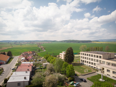 Pohled z dronu - budova školy a okolí.