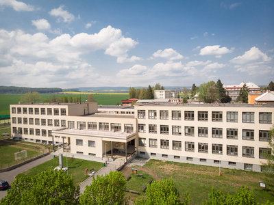 Pohled z dronu - budova školy.