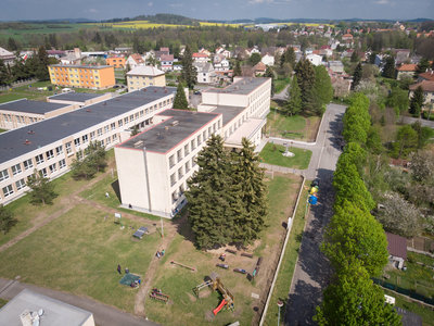 Pohled z dronu - budova školy.