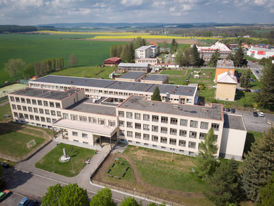 Pohled z dronu - budova školy.