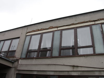 Pohled na školní budovu před novým opláštěním. 