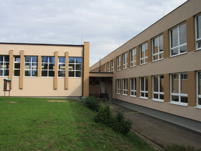 Nové opláštění - tělocvičny a novější přístavba školní budovy. 