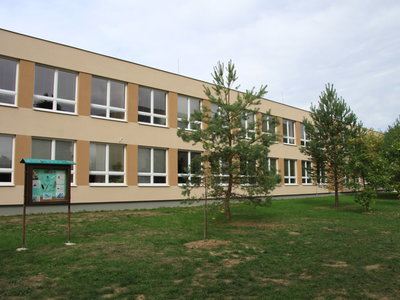 Stav novější školní budovy po rekonstrukci oken a opláštění. 