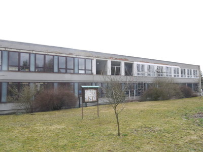 Pohled na školní budovu před novým opláštěním. 