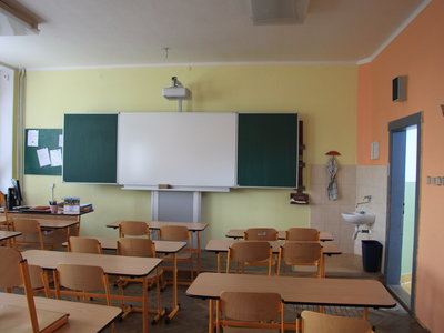 Ukázka instalace nových tabulí s projekčním zařízením.