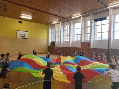 Tv - hry s padákem a překážková dráha