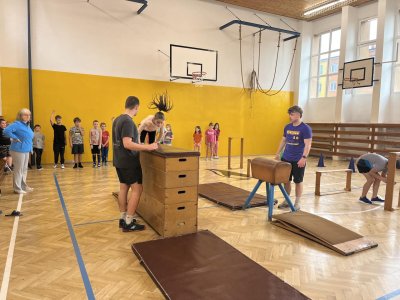 Hodina TV - překážková dráha