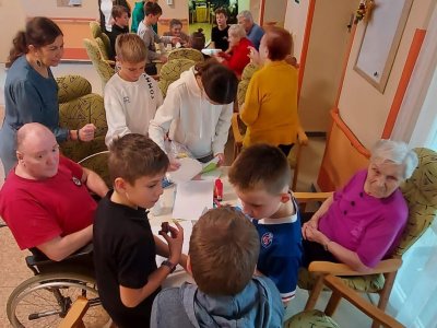 Parlamenťáci navštívili seniory v Domově Březnice