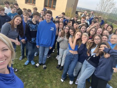 Barevný den na ZŠ v Březnici - akce našeho školního parlamentu - osmáci si vybrali modrou