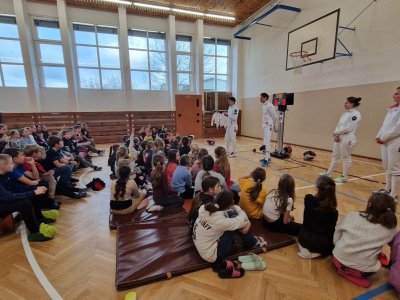 Bronzoví šermíři z LOH v Paříži 2024 se předvedli dětem.