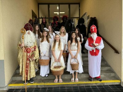 Školou chodí Mikuláš (letos dokonce dva) :-)