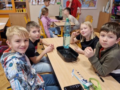 Spolupráce při  stavění z kostek a výrobě vodních hodin.