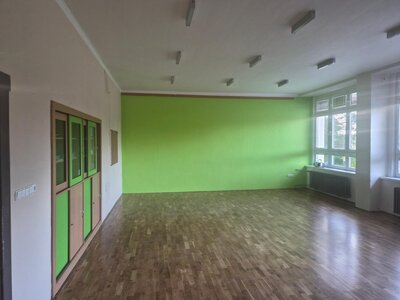 Broušení, lakování parket a výmalby (na fotografii učebna Aj 1).
