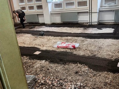 Příprava pro výměny podlahových krytin v budoucích prvních třídách. 