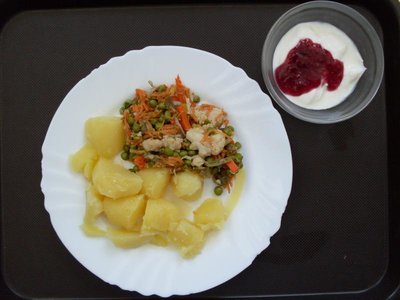 Dušená zelenina na másle, brambory
Jogurt s polevou