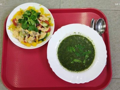 Polévka špenátová
Obědový salát s treskou, toust