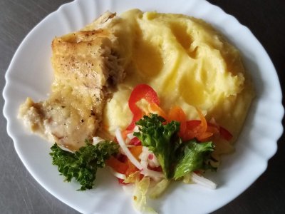 Filet okouna nilského, bramborová kaše, krájená zelenina