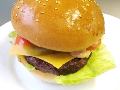 Hamburger z hovězího masa, s domácí bulkou, čedarem a zeleninou