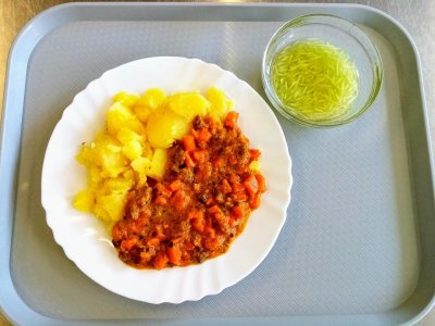 Hovězí dušené Palapaisti, brambory, okurkový salát