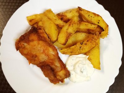 Kuřecí marinovaný steak, americké brambory, jogurtový dip