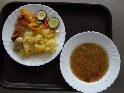 Polévka krupková s houbami
Čevabčiči s hořčicí, brambory m.m., zeleninová obloha