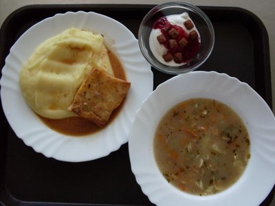 Polévka selská
Grilované rybí filé, bramborová kaše m.m.
Jogurt s polevou + cereální polštářky