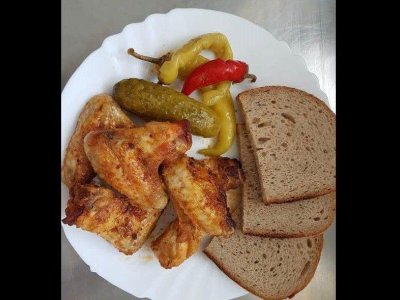 Pečená kuřecí křidélka, chléb, steril. zelenina