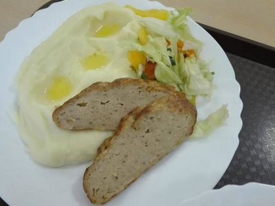 Sekaná z lososa, bramborová kaše m.m, krájená zelenina