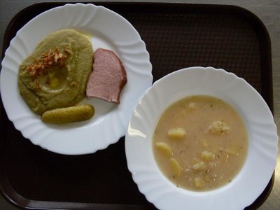 Zelňačka,
Moravské uzené, hrachová kaše s cibulkou, ster. okurka
