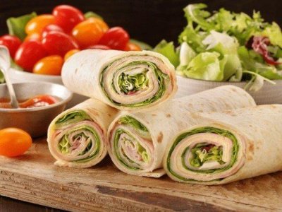 Tortilla se žervé, šunkou, sýrem a ledovým salátem