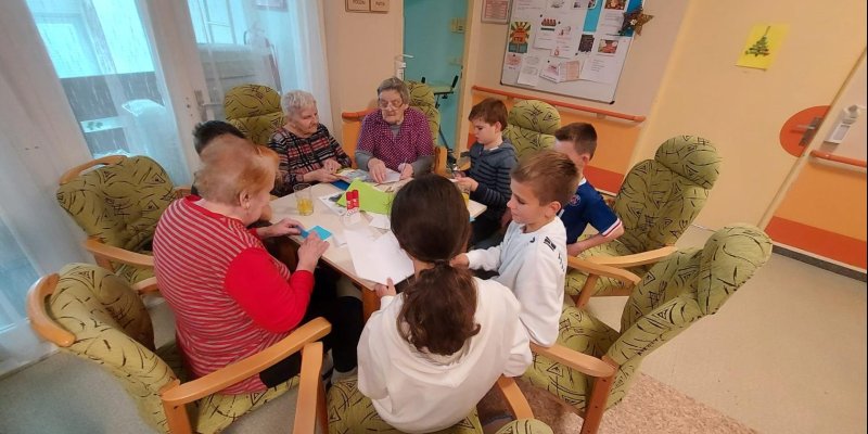 Parlamenťáci navštívili seniory v Domově Březnice