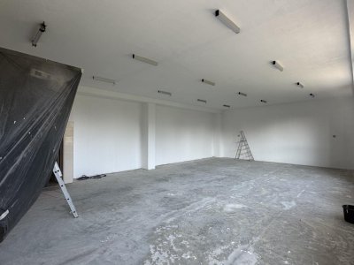 Modernizace učebny Vv (osvětletní, podlahy, nábytek).
